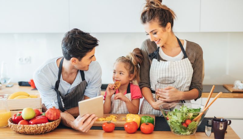 Jak zachęcić rodziców do wspólnego przygotowywania zdrowych posiłków? 4 wskazówki